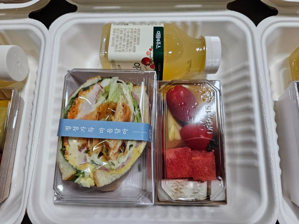 클래식 샌드위치도시락 — 샌드위치·컵과일(수박·딸기·키위)·아침에주스 박스