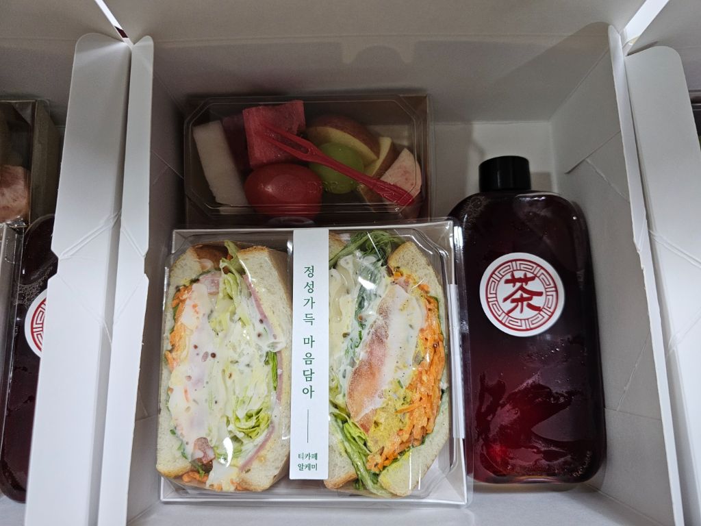 반반 샌드위치 도시락 보이차 — 반반샌드위치2쪽·과일또는유부초밥·20년발효보이차 흰박스