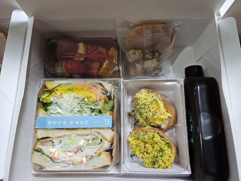 스페셜 샌드위치 도시락 — 반반샌드위치·대왕유부초밥·과일박스·수제쿠키·호두당간·황차 흰박스
